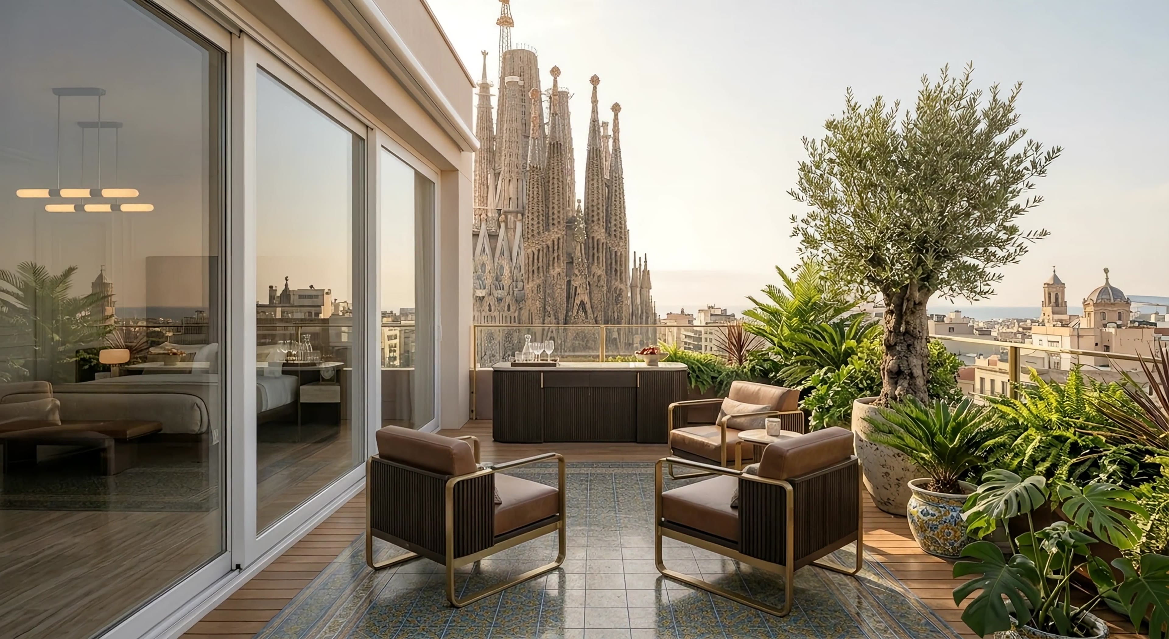 Terraza con butacas de piel y vistas a la Sagrada Família al atardecer