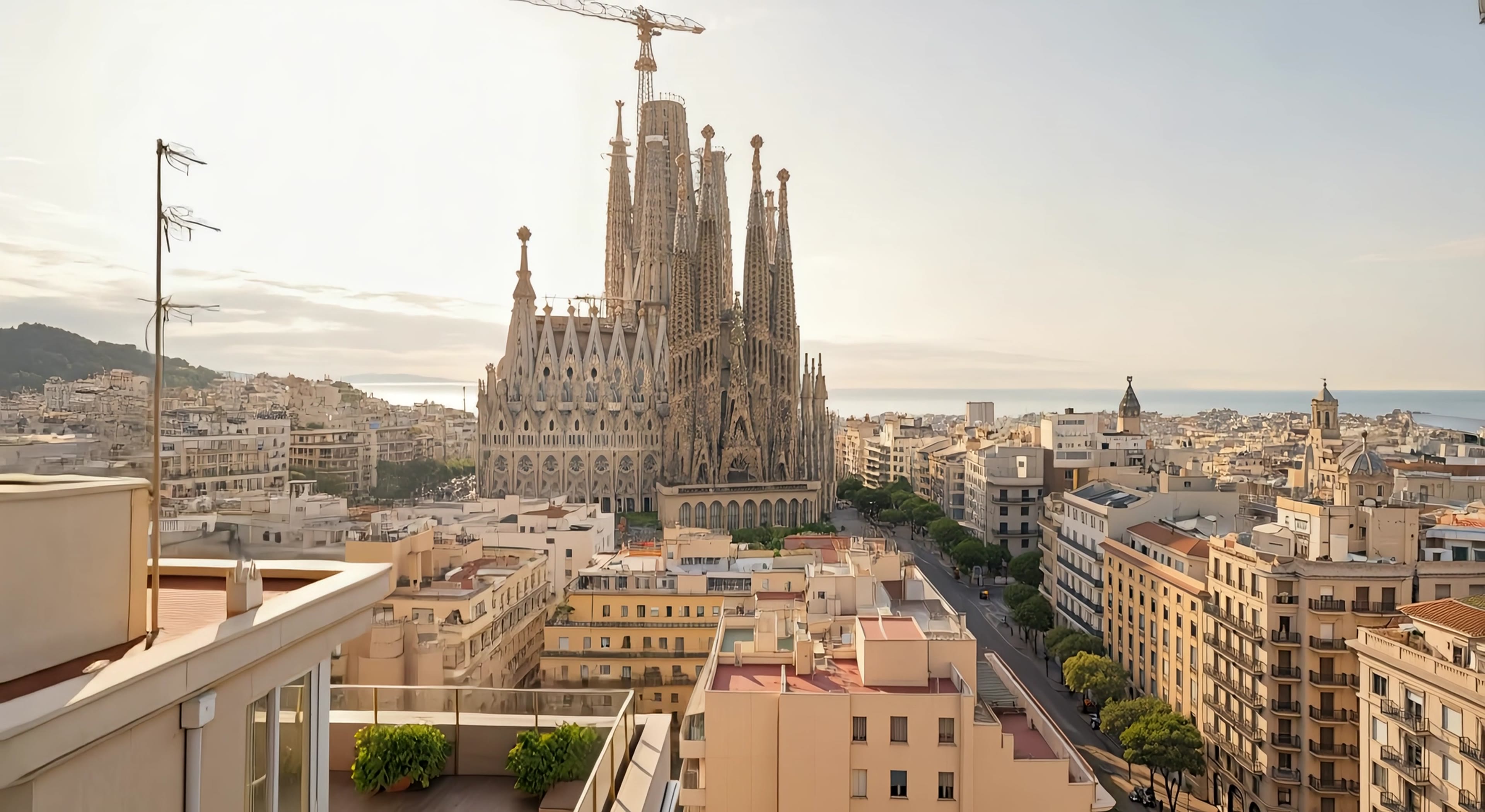 Vista de Barcelona con la Sagrada Família y el mar al fondo